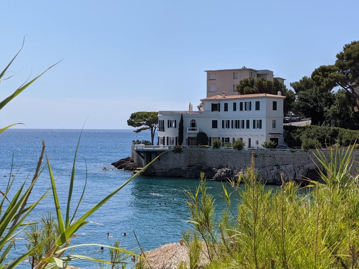 Edificio blanco moderno junto al mar